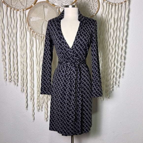 DVF | Diane Von Furstenberg Gray and Black Link Print Silk Knit Wrap Dress 6 - Picture 1 of 12